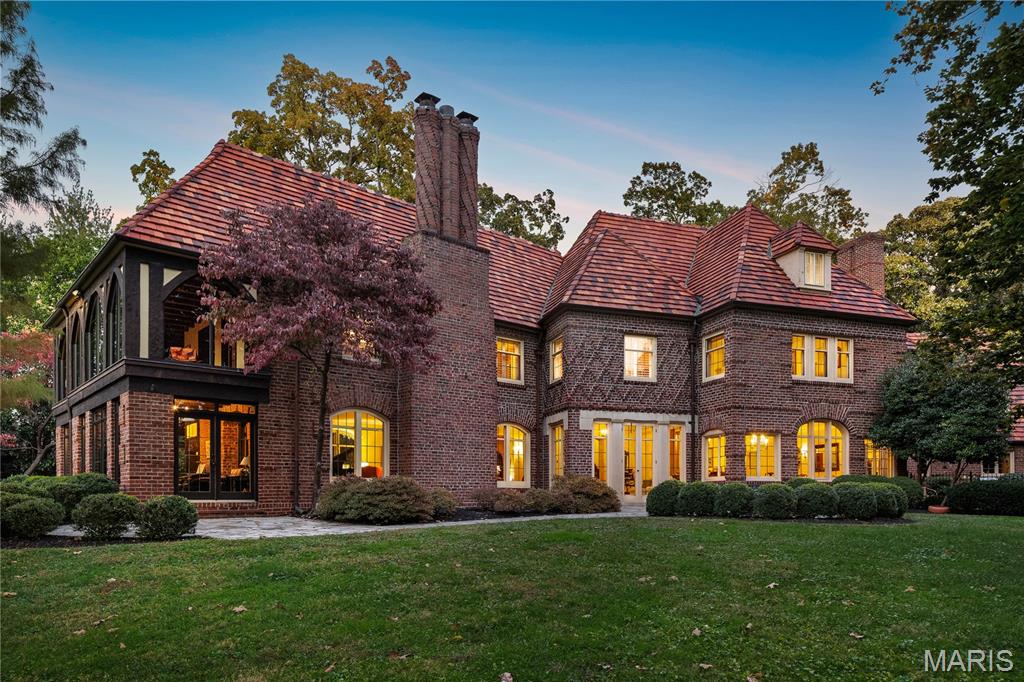 Residential for sale – 8  Carrswold Drive  Clayton, MO