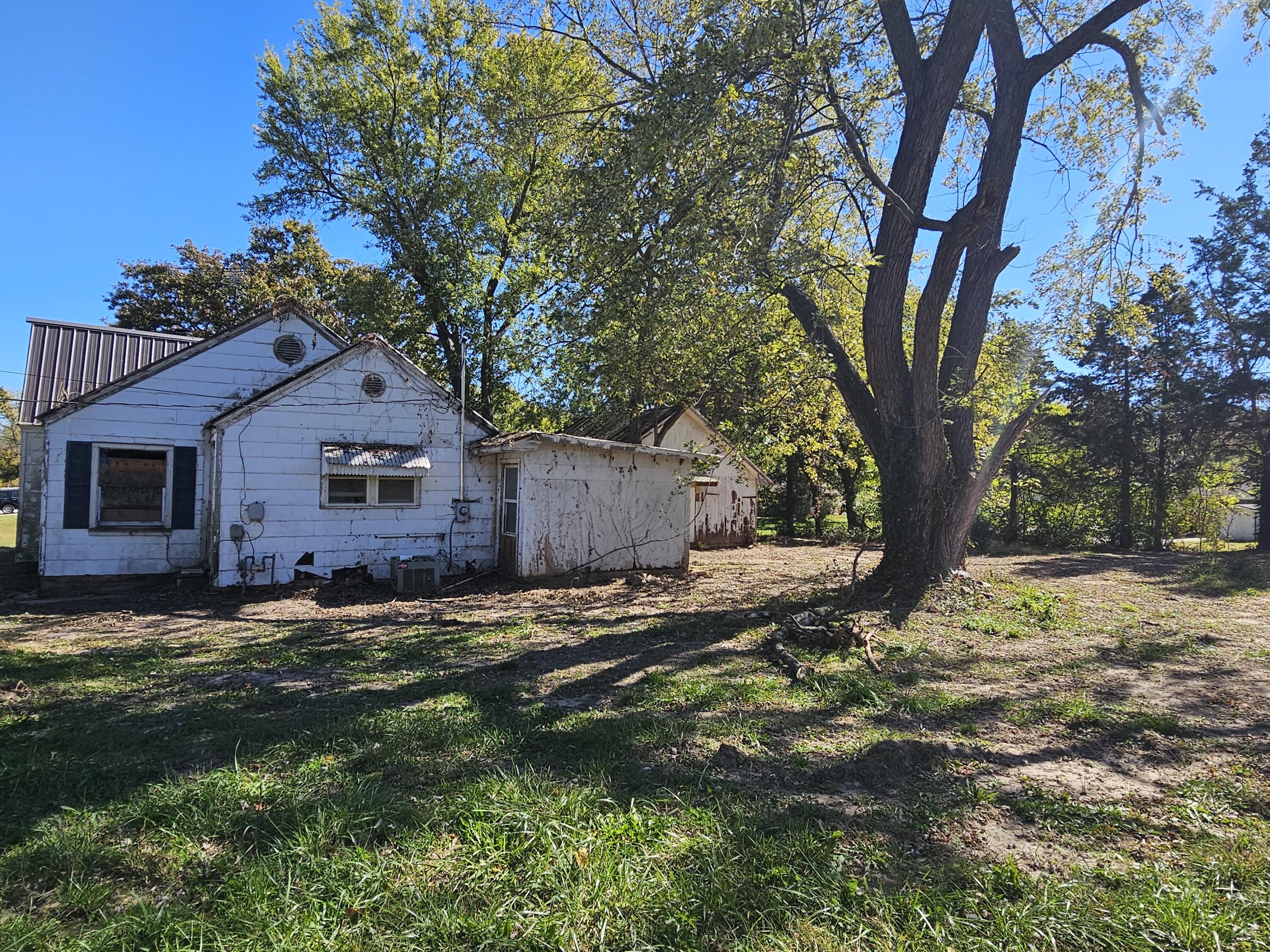 Photo 5 - Residential for sale – 204 E Olive Street  El Dorado Springs, MO