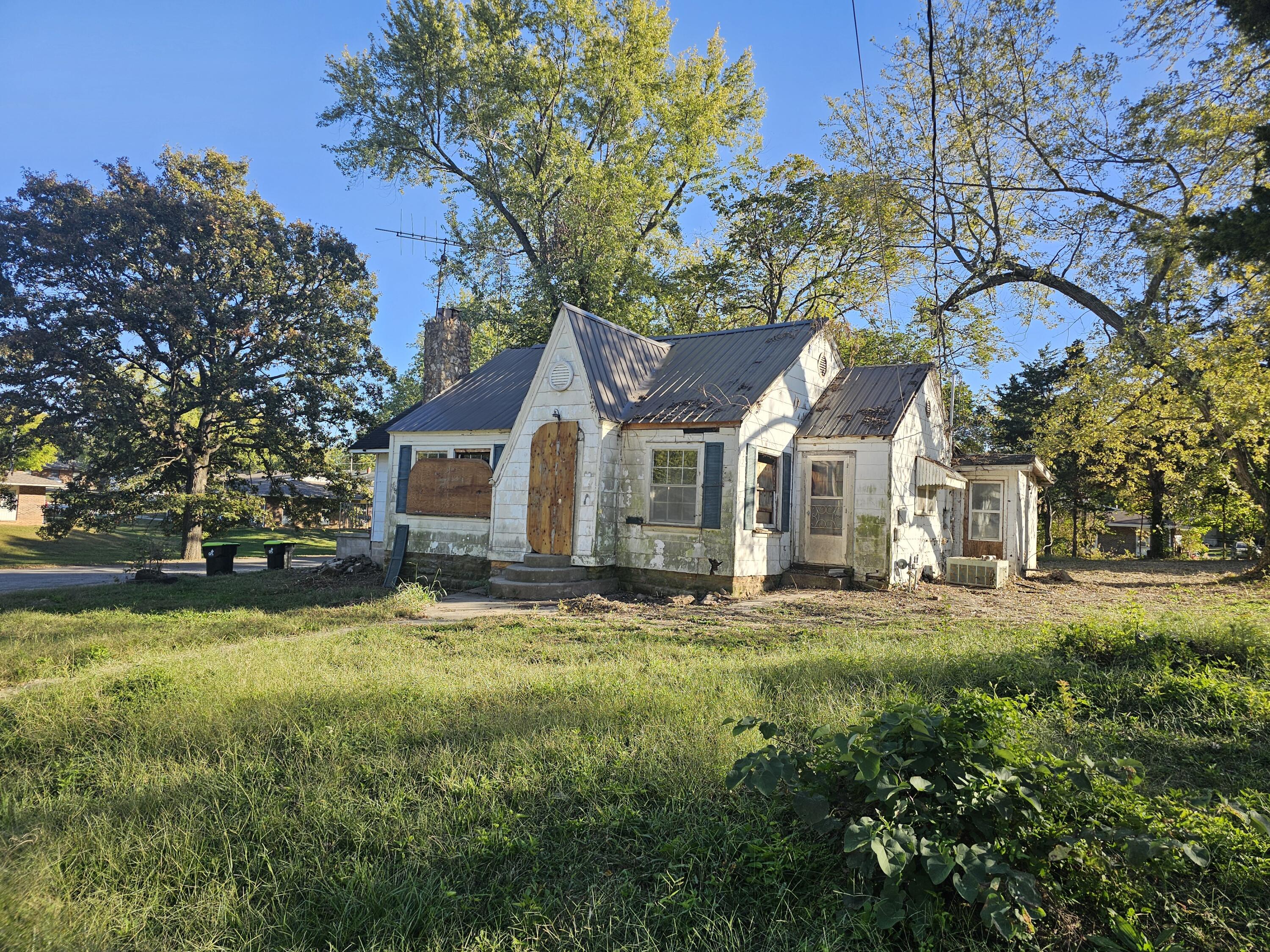 Photo 2 - Residential for sale – 204 E Olive Street  El Dorado Springs, MO