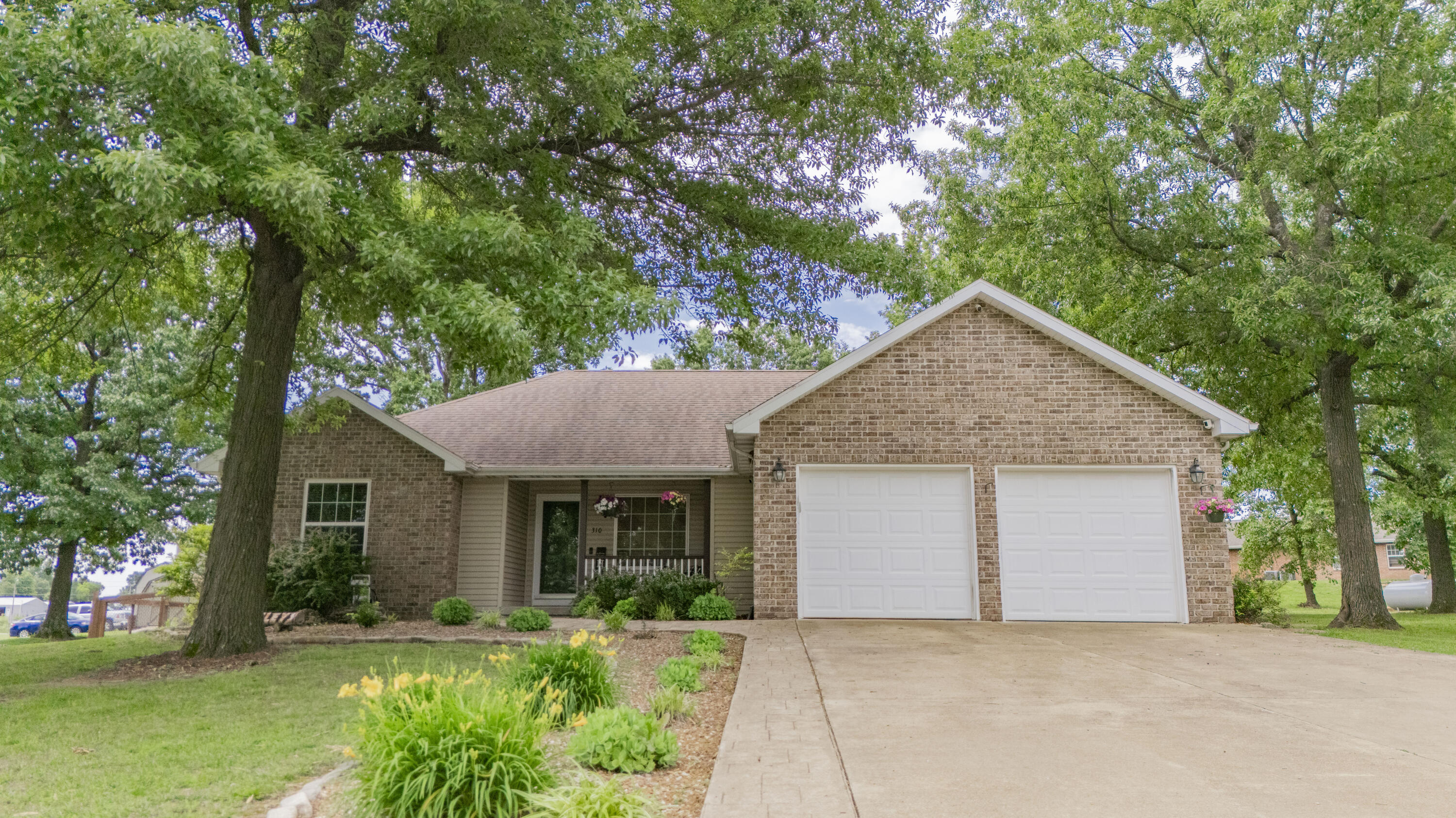 address: 310 W Vern Avenue